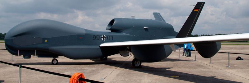 Drohnen werden häufig militärisch genutzt. Die Anschaffung der europäischen Version EuroHawk der amerikanischen RQ-4B Global Hawk seitens der Bundeswehr ist jedoch gescheitert. Im Bild EuroHawk nach der Landung am 21.07.2011 in Manching b ei Ingolstadt nach einem 20-Stunden-Flug über den Atlantik.