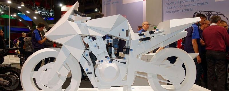 Bosch hat sich mittlerweile für eine sogenannte Plattform-Entwicklung entschlossen, die zahlreiche integrierte Systeme zusammenfasst und den Motorradherstellern weltweit zur Verfügung steht.