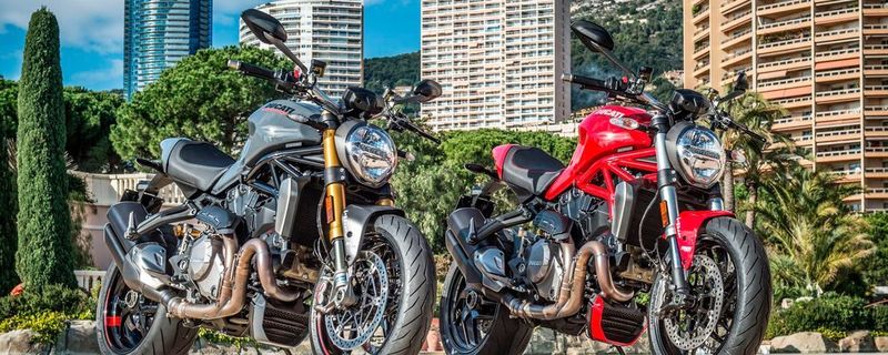 Selbstverständlich gibt es die Monster 1200 S auch im typischen Ducati-Rot.