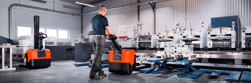 Toyota Material Handling erneuert seine kleinsten elektrisch betriebenen Nieder- und Hochhubwagen. Der BT Levio LWE130 und der BT Staxio HWE100 sind die erste Alternative zum klassischen Handhubwagen.