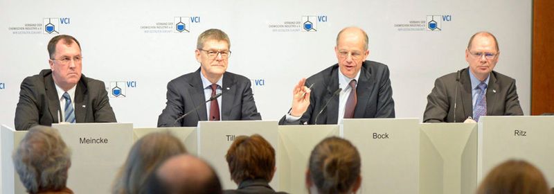 VCI-Präsident Kurt Bock (2. von rechts): „Das Chemiegeschäft dürfte 2017 ohne nennenswerte Dynamik bleiben, zumal die politischen Unsicherheiten und konjunkturellen Risiken auf den Auslandsmärkten rund um den Globus zugenommen haben."