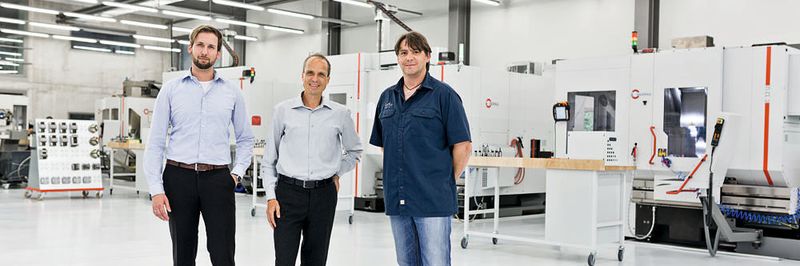 Sales Manager Sascha Riesinger, Geschäftsführer Jürgen Stickel und Fertigungsleiter Bernd Zepf (v.l.n.r.) haben das 3.600 m2 große Fertigungszentrum von Fetzer Medical mit Produktions-Equipment aus dem Hause Hermle ausgerüstet.