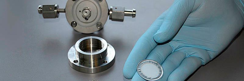 Akku-Test: Eine Glaskeramik-Membran, die mit Aluminium und Kunststoff beschichtet ist, lässt nur Lithium-Ionen durch. Für alle anderen Bestandteile der Elektrolytflüssigkeit ist sie undurchlässig.