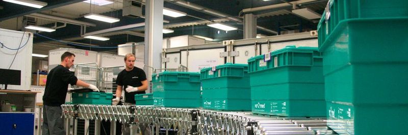 Fulfillment-Prozess mit dem neuen Mehrwegsystem auf Basis der va-Q-med-Technologie für eine sichere Last-Mile-Logistik ohne Temperaturabweichungen.