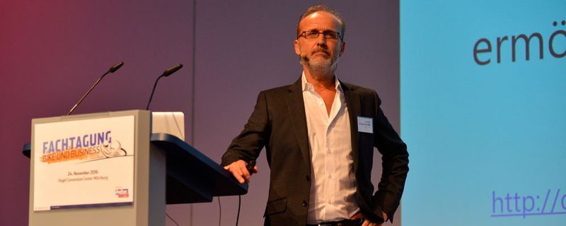 Pavlos Tsulfaidis versucht, den Motorradhändler die Vorzüge von eigenen Online-Webshops näherzubringen.