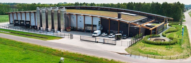 Uzin Utz setzte den Nachhaltigkeitsgedanken beim Bau der „grünsten Fabrik der Niederlande“ eindrucksvoll um. Die Produktionsstätte wurde 2014 eingeweiht und erzielt aufgrund ihrer Bauweise hohe Aufmerksamkeit.