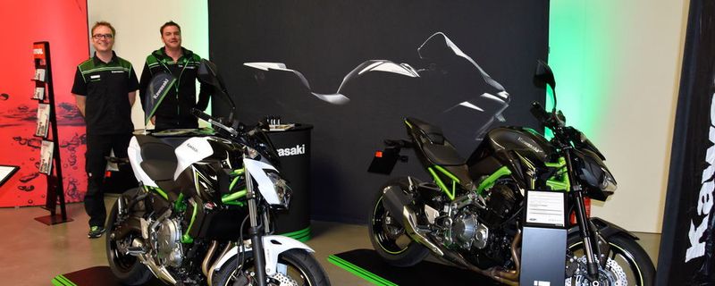 Marcus Hillenbrand (li.) und Marco Pescher auf dem Kawasaki-Stand.