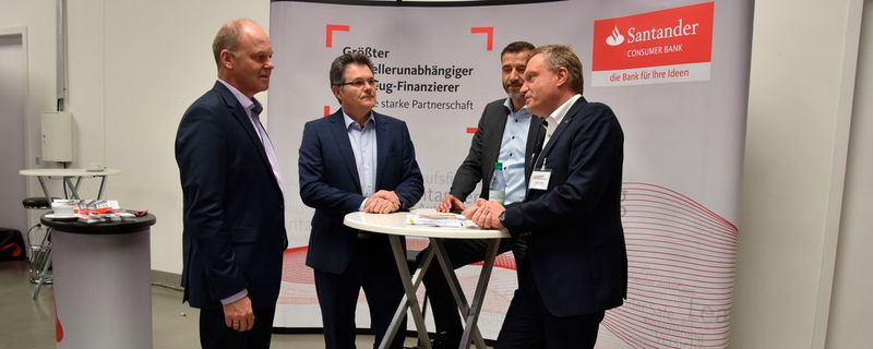Branchentreff am Santander-Stand.
