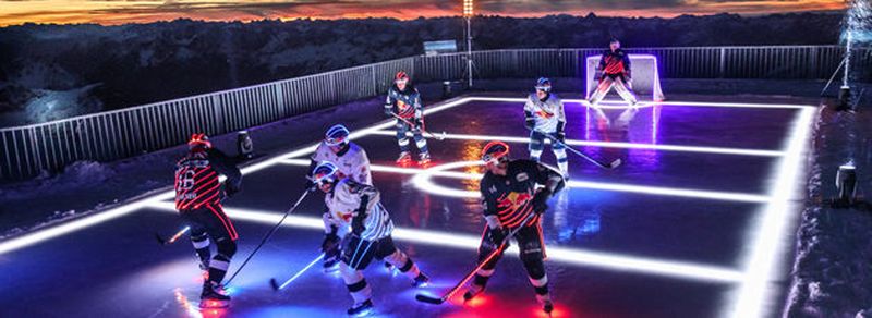 Die Spieler deutschen Meisters EHC Red Bull München auf der Zugspitze. Zum 110. Markengeburtstag hat Osram mit seiner Technik nicht nur das Spielfeld, sondern auch die Spieler selbst mit LEDs ausgestattet.