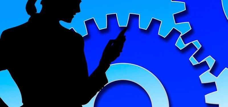 71 Prozent der befragten Behörden geben die Qualifizierung von Führungskräften und Mitarbeitern in digitalen Kompetenzen als relevante Herausforderung an