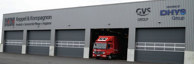 Im Hinblick auf die Gesamtästhetik des neuen Logistik- und Verwaltungsgebäudes von KK Keppel & Kompagnon wurden die Hörmann-Industrie-Sectionaltore in einer Sonderfarbe geliefert. Die Verladehalle verfügt über fünf ebenerdige Industrie-Sectionaltore und genügend Platz für eine vor Witterungseinflüssen geschützte Beladung.