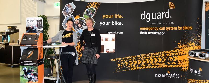 Charmante Standbesetzung bei der Fa. Digades: Kerstin Berger (re.) und Christin Fonfara.