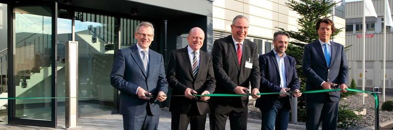 Eröffnung der Lineartechnik-Zentrale (v. r.): Klaus Rosenfeld Vorstandsvorsitzender Schaeffler), Salvatore Vicari (Betriebsratsvorsitzender Standort Homburg), Rüdiger Schneidewind (Oberbürgermeister Homburg), Ralf Moseberg (Leiter Geschäftsbereich Industrial Automation/Lineartechnik) und Dietmar Heinrich (CEO Europa).