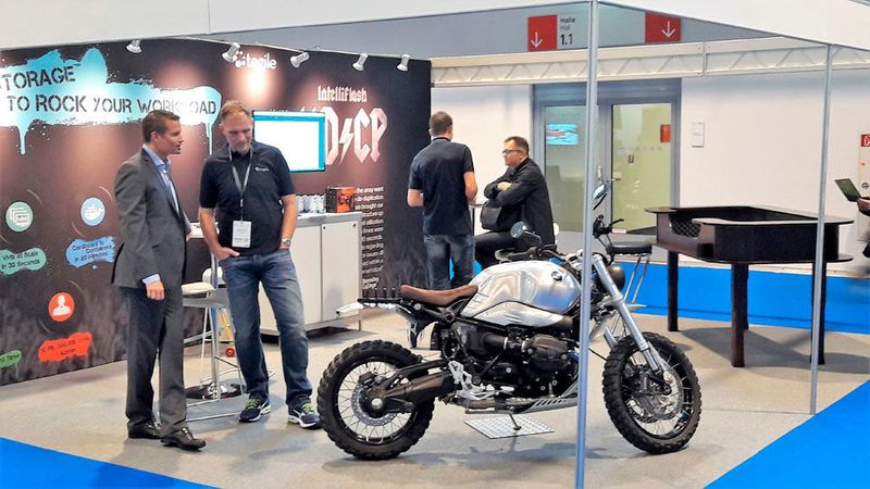 Intelliflash & Co. machten mit einem Rocker-Logo à la AC/DC und einem Motorrad auf sich aufmerksam.