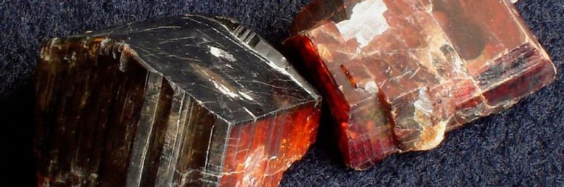Zwei Tantalite-Kristalle – die Hauptquelle für das Übergangsmetall Tantal