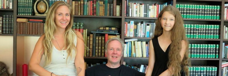 Monty Widenius zwischen seinen Töchtern My (links) und Maria, den Namensgeberinnen für zwei Open-Source-Datenbanken.