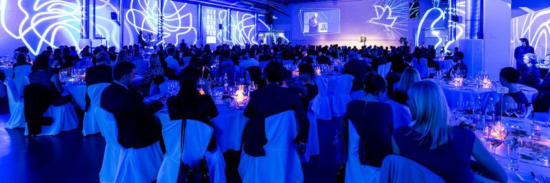 Auch Vogel Business Media feiert in diesem Jahr seinen 125. Geburtstag. Das Jubiläumsjahr unter dem Motto „Vernetzte Welten“ wird mit zahlreichen großen und kleinen Feierlichkeiten und Kommunikationsevents begleitet – wie zum Beispiel mit der Jubiläumsgala.