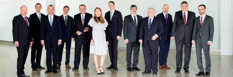Zehn Forscher mit 558 Erfindungen (v.l.n.r.): Dr. Klaus Engel; Dr. Roland Gersch; Dr. Beat Weibel, Leiter Siemens Patentabteilung; Dr. Werner Hartmann; Prof. Siegfried Russwurm, Mitglied des Siemens-Vorstandes; Adriana Urda; Dr. Heiko Claussen; Dr. Benno Weis; Dr. Hans-Gerd Brummel; Radovan Seifried; Prof. Christian Moser und Christian Karner.