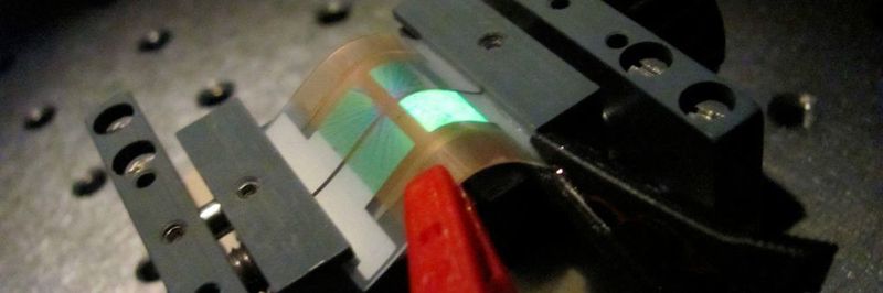 Durch ihre mechanische Flexibilität können organische Leuchtdioden (OLEDs) auf biegsame Folien aufgetragen werden. Zugesetzte Zinkoxidpartikel in der Folie sollen für eine höhere Leuchtstärke der OLEDs sorgen.