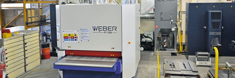 Die Weber-Trockenschleif- und Entgratmaschine PT 1350 wird mit einem Nass-Entstauber NA-K 6000 von Esta ergänzt.