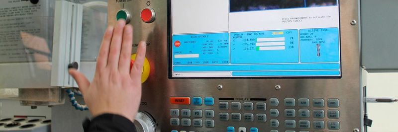 Industrial Control Systems (ICS) besitzen in der Regell keine eigenen Schutzmechanismen, weshalb erfolgreiche Angriffe auf Produktuionssysteme oft schwer zu entdecken sind.