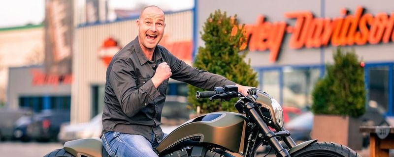 Der 48-jährige Möllner freut sich über den Hauptgewinn, ein Harley-Davidson Custombike.