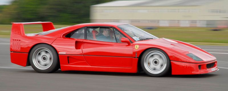 Jahr für Jahr gibt es mehr Oldtimer in Deutschland. Im Jahr 2017 kommen neue Modelle hinzu – auch bekannte Klassiker, wie der Ferrari F40.