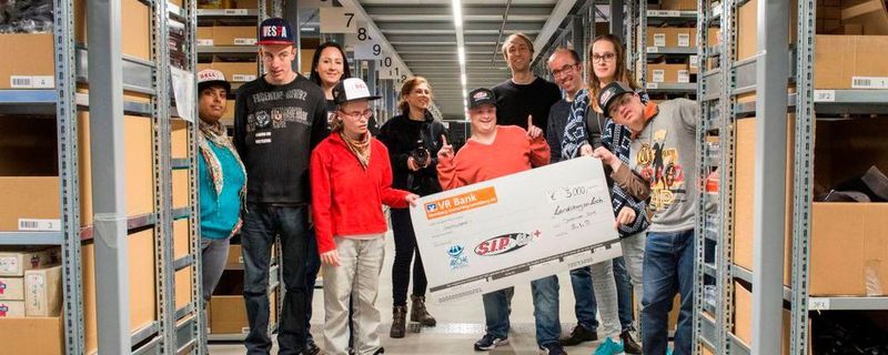 Die Gäste von der Arche Landsberg verließen den SIP Scootershop mit neuen Mützen, Erinnerungsfotos und einer Spende über 3.000 Euro.