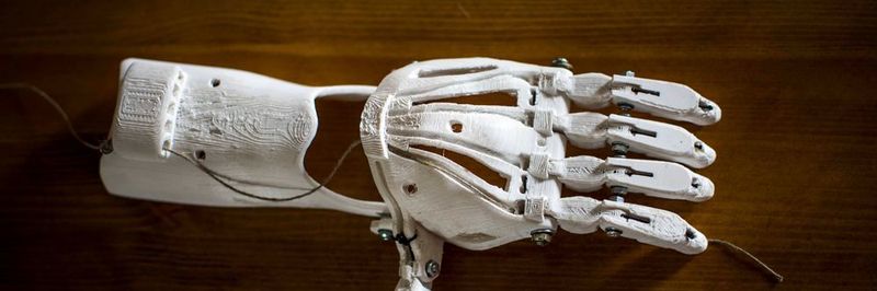 Eine Hand aus dem 3D-Drucker? So könnte schon bald die Zukunft der deutschen Wirtschaft aussehen. Denn 3D-Druck, Virtual Reality und CO. ermöglichen eine flexiblere und kostengünstigere Produktion.
