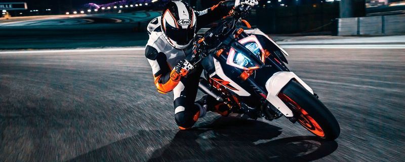 Das Team von »bike und business« wünscht ein frohes Fest und für die neue Saison stets eine Handbreit Asphalt unterm Gummi.