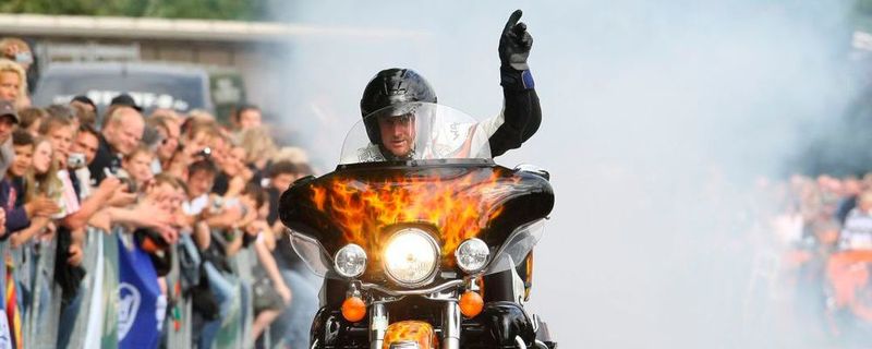 Jetzt heißt es Abschied nehmen: Rainer Schwarz beendet seine Karriere als Harley-Stuntfahrer.