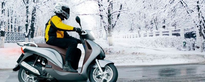Auch wenn Schneechaos und Glätte noch weit weg erscheinen: Winterreifen sorgen schon bei niedrigen Plusgraden für mehr Sicherheit auf zwei Rädern.