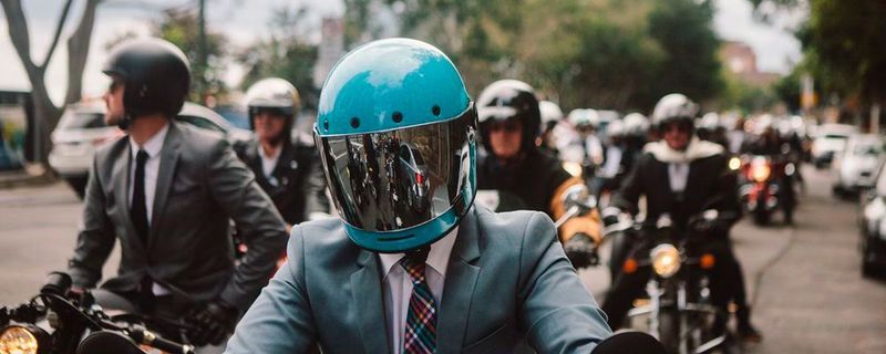 Jedes Jahr werfen sich tausende Biker für den guten Zweck in Schale und sammeln Spenden beim Distinguished Gentleman’s Ride.