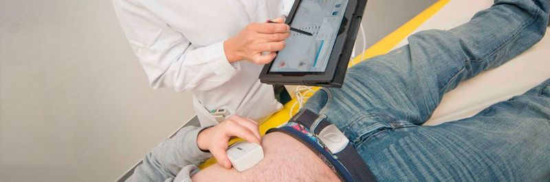 Dr. Rizky Widyaningsih aus dem Team der Allgemein-, Viszeral- und Transplantationschirurgie der Universitätsmedizin Mainz demonstriert, wie sich in Zukunft mittels Tablet auch Mikroimplantate steuern lassen sollen, die die Beweglichkeit des Darms im richtigen Takt halten.