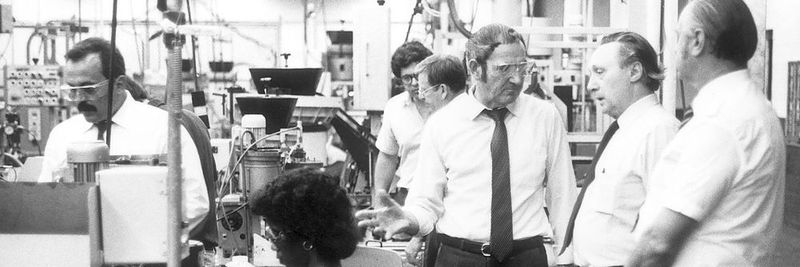 Regelmäßig suchte Dr.-Ing. E. h. Georg Schaeffler den Kontakt zu seinen Mitarbeitern, hier beim Rundgang in einem Werk in den USA.