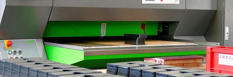 Die Kohler-Richtmaschine Peak Performer GC 50.1250 ergänzt den modernen Maschinenpark bei Nusser. Die vor ihr liegenden Blechteile wären ohne das Richten für den späteren Einsatz in Kompressoren nicht brauchbar.