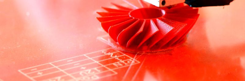 Laut der Bitkom-Studie will jedes fünfte Unternehmen den 3D-Druck einführen und jedes neunte Virtual Reality.