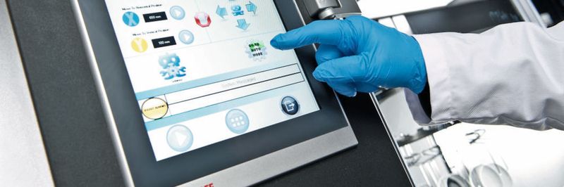 Die Bedienung der Beschichtungsanlage erfolgt über ein Multitouch-Panel.