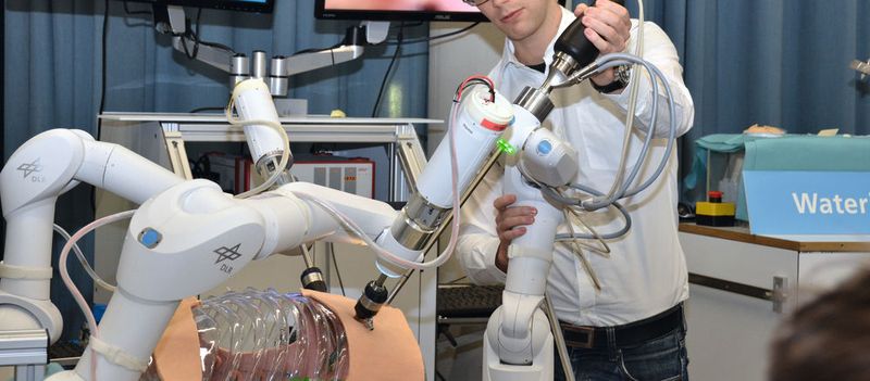 Der DLR-Miro ist die zweite Generation der am Institut für Robotik und Mechatronik entwickelten, vielseitig einsetzbaren Roboterarme für chirurgische Anwendungen.