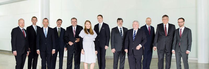 Zehn Forscher mit 558 Erfindungen (von links nach rechts): Dr. Klaus Engel; Dr. Roland Gersch; Dr. Beat Weibel, Leiter Siemens Patentabteilung; Dr. Werner Hartmann; Prof. Siegfried Russwurm, Mitglied des Siemens-Vorstandes; Adriana Urda; Dr. Heiko Claussen; Dr. Benno Weis; Dr. Hans-Gerd Brummel; Radovan Seifried; Prof. Christian Moser und Christian Karner.