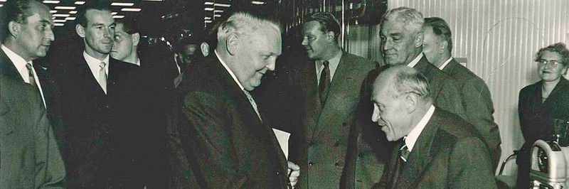 Otto Winklhofer leitete das Unternehmen mehr als vier Jahrzehnte, von 1933 bis 1975 – hier auf der Hannover Messe 1954 mit Wirtschaftsminister Ludwig Erhard.