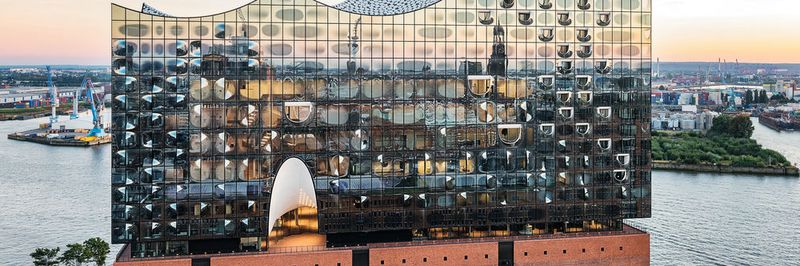Elbphilharmonie in Hamburg: Sie vereint historische Elemente mit modernem Glasbau. Auch im Inneren setzten die Architekten auf moderne Beleuchtung mit LED.