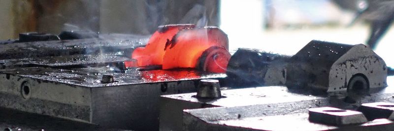 Mehrdirektionale Schmiedewerkzeuge werden bei einer verkürzten Prozesskette stärker beansprucht. Das Ausmaß des erhöhten Verschleißes haben Forscher jetzt untersucht.