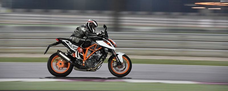 Am Ende der Zielgeraden des Losail Circuit von Doha lassen fast 250 km/h den Helm die Nase plattdrücken und die Nackenmuskeln schmerzen.