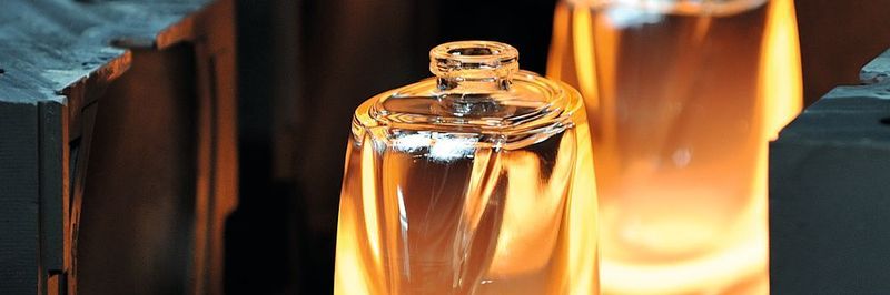 Das Umformen eines geschmolzenen Glasbrockens in eine feste – rein technisch gesehen nach wie vor flüssige – Glasflasche ist alles andere als trivial.