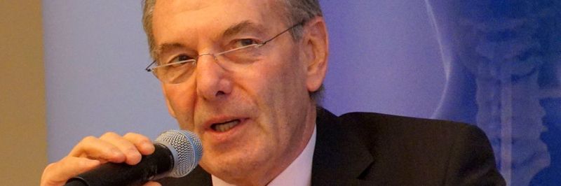 „Eine enge Zusammenarbeit von Industrie und medizinischen Einrichtungen ist für den medizintechnischen Fortschritt sowie für die sichere Anwendung von Medizinprodukten notwendig und auch politisch erwünscht. Die Zusammenarbeit ist aber strafrechtlich zunehmend risikobehaftet“, beobachtet BV-Med-Geschäftsführer und Vorstandsmitglied Joachim M. Schmitt.