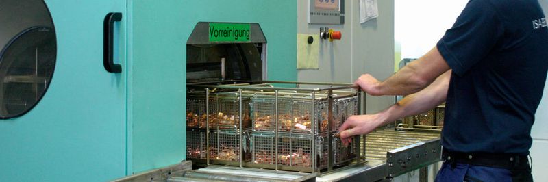 Beschickt werden alle sechs bei der Isabellenhütte installierten Mafac-Reinigungsmaschinen von speziell für diese Aufgabe ausgebildete Mitarbeiterinnen und Mitarbeiter. Die Vorgehensweise demonstriert der Prozessentwickler Michael Dickel.