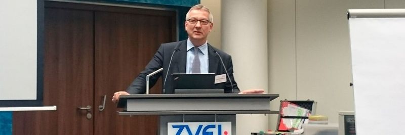 Prof. Dieter Wegener, Sprecher ZVEI-Führungskreis 4.0, berichtete den 110 Teilnehmern der Industrie 4.0-Konferenz in Frankfurt den aktuellen Stand der Entwicklungen zu Industrie 4.0.