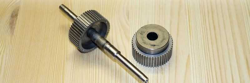 Ein Rotorpaket hat sich gelöst und konnte von der Welle genommen werden. Der aufgeraute Bereich zeigt zwei Einfärbungen, der innere ist fast metallfarben geblieben, der äußere ist eher dunkel eingefärbt, hier zeigen sich Klebstoffreste. Der Ringmagnet klebt auf dem losen Rotorpaket, nicht mehr auf dem, das auf der Welle sitzt.