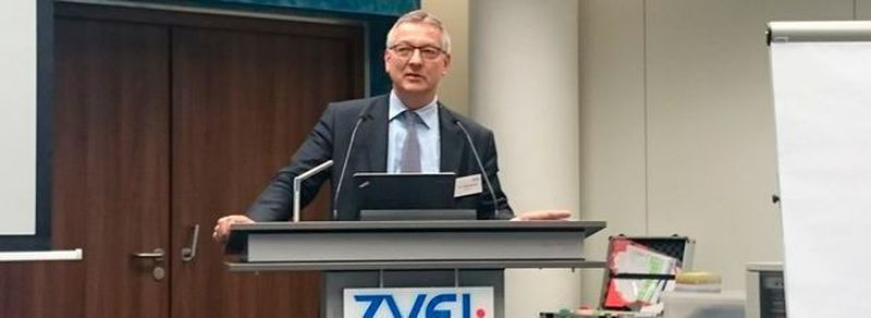 Prof. Dieter Wegener, Sprecher ZVEI-Führungskreis 4.0, berichtete den 110 Teilnehmern der Industrie 4.0-Konferenz in Frankfurt den aktuellen Stand der Entwicklungen zu Industrie 4.0.